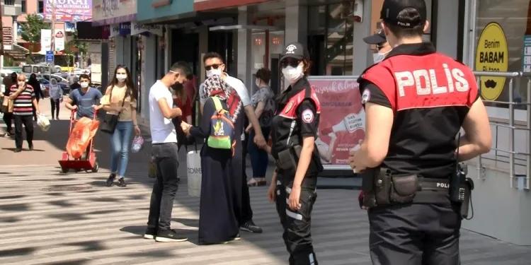 Bursa polisi maske takmayanları uyardı ve maske dağıttı