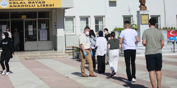 Bursa’da öğrencilerin sınav maratonu başladı
