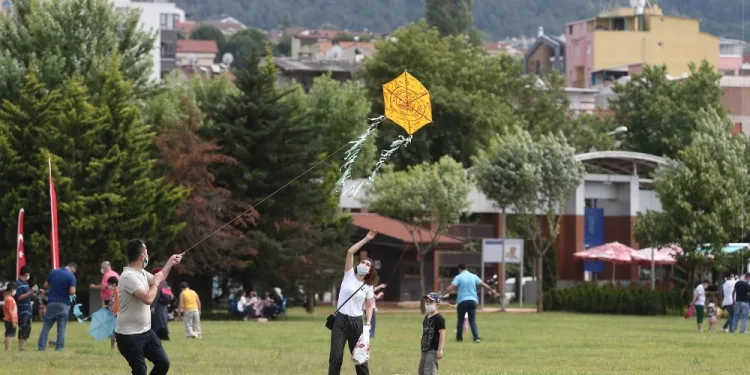 Bursa’da gökyüzü uçurtmalarla renklendi