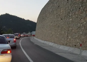 Bursa’da günübi̇rli̇k pi̇kni̇kçiler uzun araç kuyrukları oluşturdu
