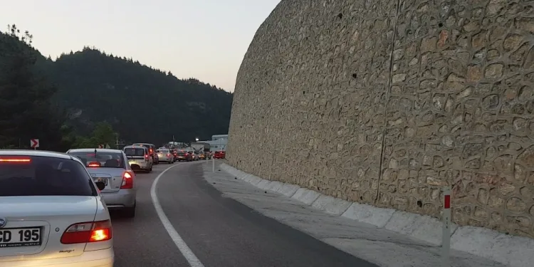 Bursa’da günübi̇rli̇k pi̇kni̇kçiler uzun araç kuyrukları oluşturdu