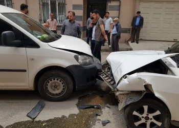 Bursa’da ters yönde giden otomobil kazaya neden oldu