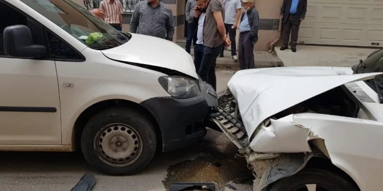 Bursa’da ters yönde giden otomobil kazaya neden oldu