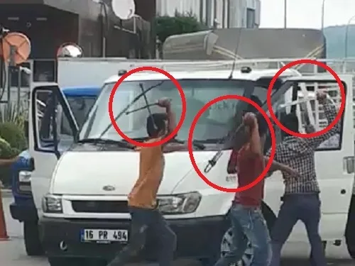 Bursa’da sokak ortasında levyeli satırlı kavga