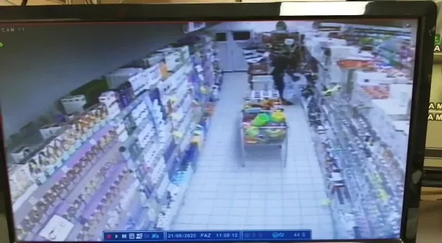 Bursa’da markete girip bakın ne çaldılar