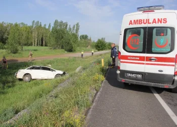 Bursa’dan Artvi̇n’e giden aile kaza geçirdi: 2 ölü