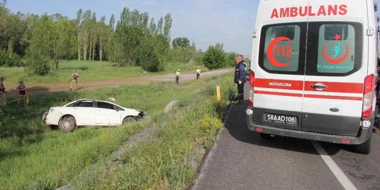 Bursa’dan Artvi̇n’e giden aile kaza geçirdi: 2 ölü