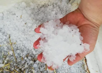 İznik’i önce dolu, ardından da sel vurdu!