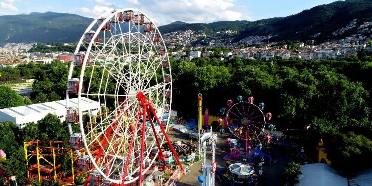 Bursa’daki dev oyuncaklar gün sayıyor