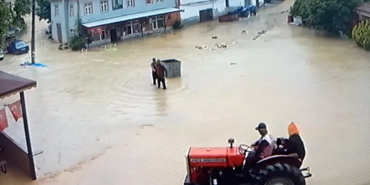 Bursa’da 350 yıllık köy sel sularına tesli̇m oldu