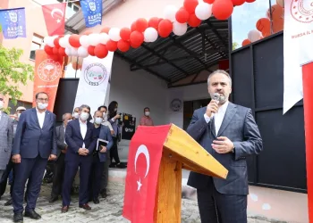 Bursa Büyükşehir, selden etkilenen köylünün yanında