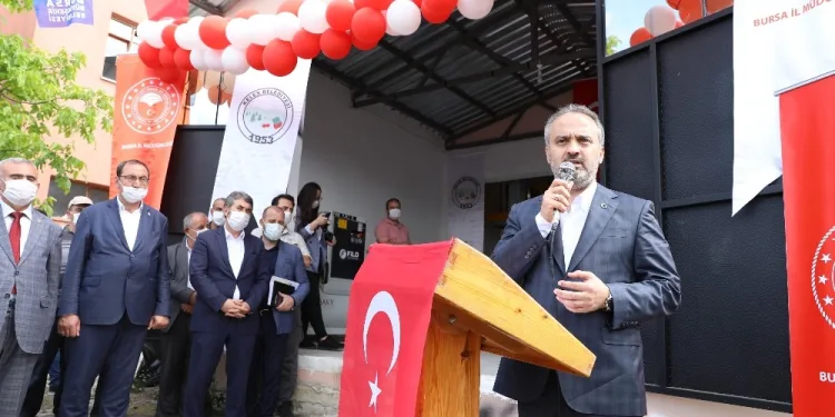 Bursa Büyükşehir, selden etkilenen köylünün yanında