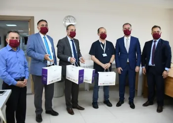 İnegöl Belediyesi çocuklar için hazırlanan maskeleri teslim etti
