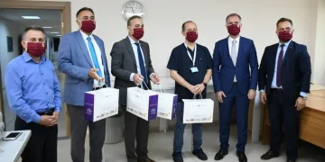 İnegöl Belediyesi çocuklar için hazırlanan maskeleri teslim etti