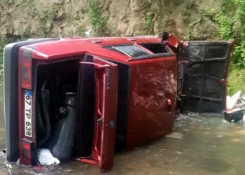 Dereye uçan otomobil sürücüsü hayatını kaybetti