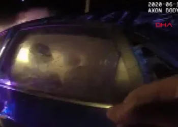 ABD’de polis yanan sürücüyü araçtan böyle kurtardı
