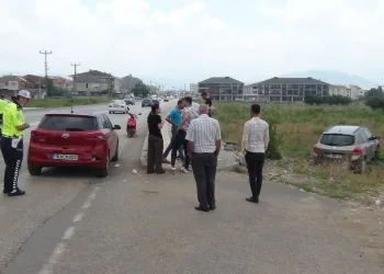 Bursa’da duran otomobile çarpan sürücü tarlaya daldı