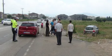 Bursa’da duran otomobile çarpan sürücü tarlaya daldı