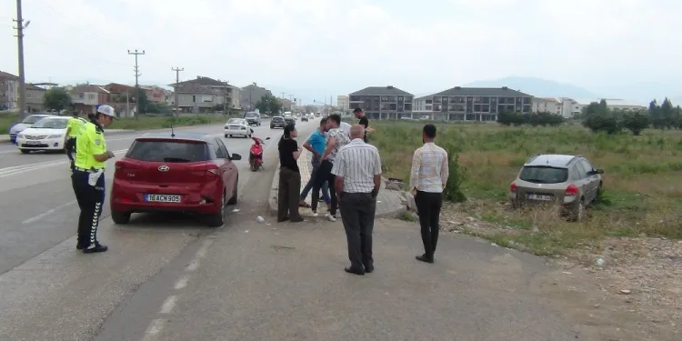 Bursa’da duran otomobile çarpan sürücü tarlaya daldı