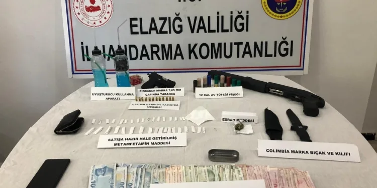 Elazığda Uyuşturucu Taci̇ri̇, Si̇lahlarla Yakalandı