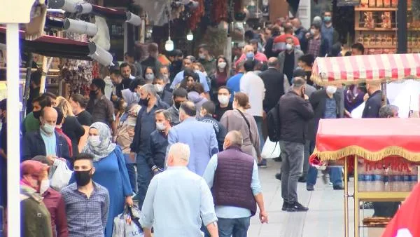Yasaklar kaldırıldı, sosyal mesafe unutuldu…