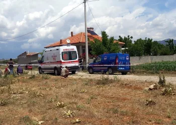 Eşi ve 2 çocuğunu öldürerek intihar etti