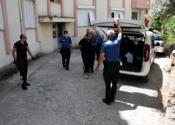 Eşiyle tartışıp, evi yakmaya kalkıştı