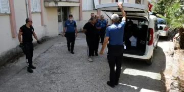 Eşiyle tartışıp, evi yakmaya kalkıştı