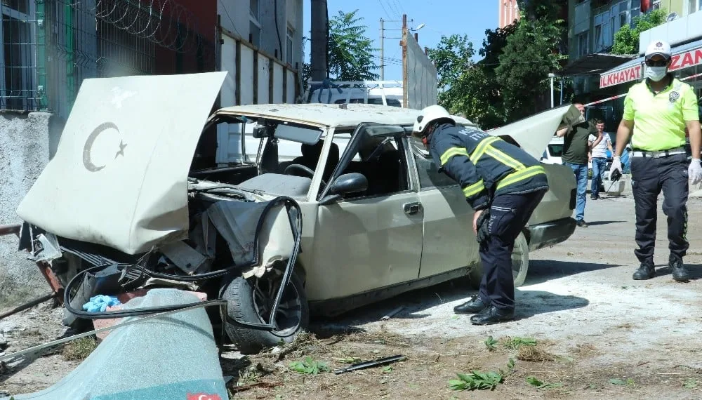 Freni̇ patladı, sağlık ocağının bahçesi̇ne uçtu