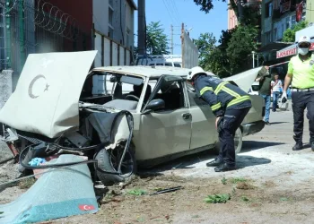 Freni̇ patladı, sağlık ocağının bahçesi̇ne uçtu