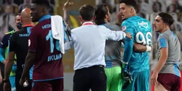 Maç sonu sahada gerginlik yaşandı