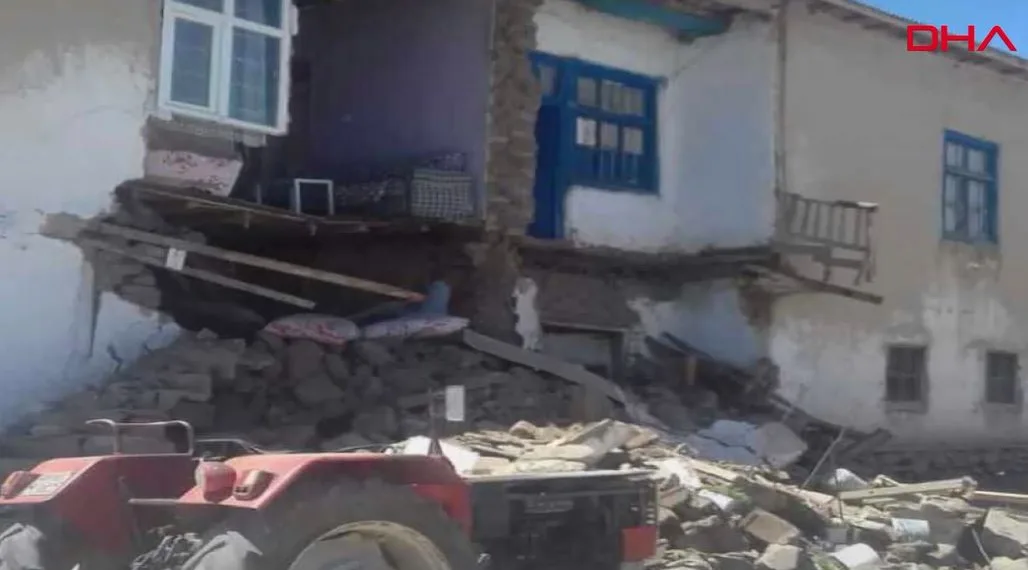 Van’daki deprem yıkıma yol açtı