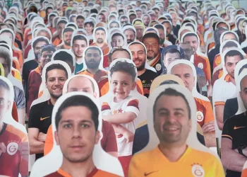 Galatasaray, Karton Taraftarları Tri̇bünlere Yerleşti̇rmeye Başladı