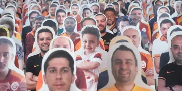 Galatasaray, Karton Taraftarları Tri̇bünlere Yerleşti̇rmeye Başladı