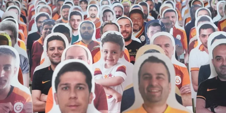 Galatasaray, Karton Taraftarları Tri̇bünlere Yerleşti̇rmeye Başladı