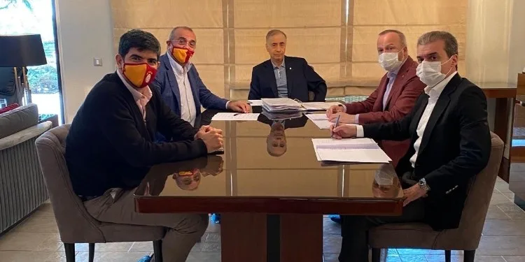 Galatasaray’da Başkan Cengi̇z’i̇n evi̇nde toplantı yapıldı