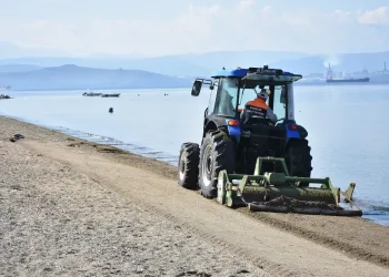 Gemli̇k kumsalları temizleniyor