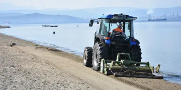 Gemli̇k kumsalları temizleniyor