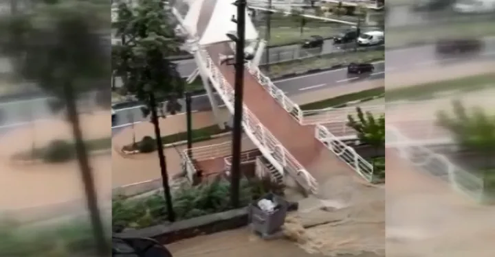 Gemlik’te sel! İstinat duvarı çöktü
