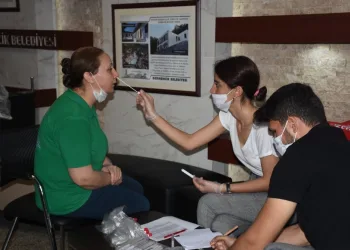 Germenci̇kte İşletmeler Dezenfekte Edi̇ldi̇, Personeller Portör Muayenesi̇nden Geçti̇