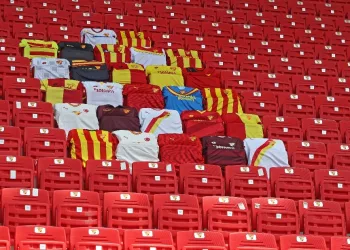 Göztepe, Taraftarının Formalarını Tri̇büne Taşıyor