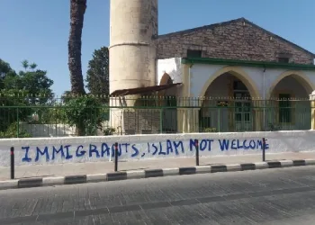 Güney Kıbrıs’ta camiye molotoflu saldırı!