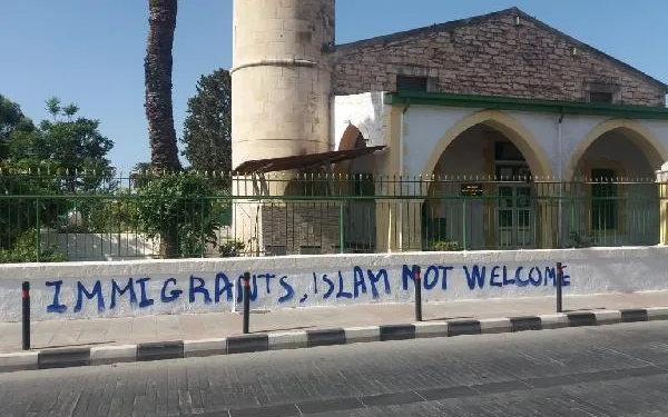 Güney Kıbrıs’ta camiye molotoflu saldırı!