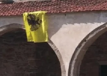 Cami duvarına Bizans bayrağı astılar!
