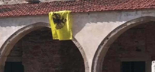 Cami duvarına Bizans bayrağı astılar!