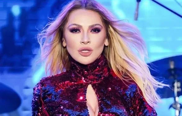 Hadise’den olay pozlar! Yalnızca çantası 5 bin TL