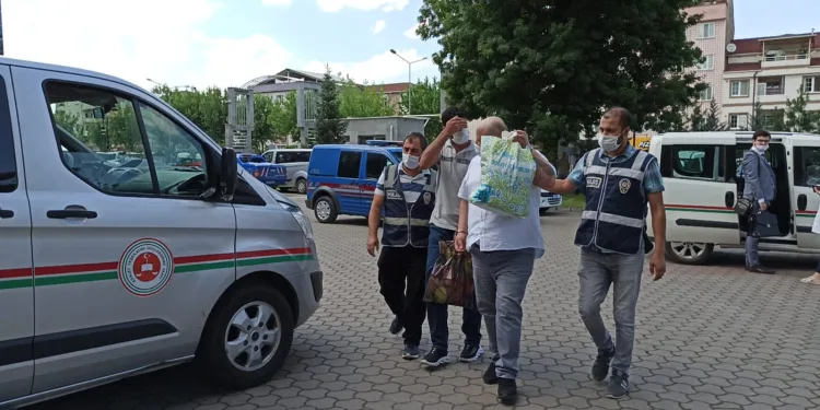 Bursa’da 29 ayrı suçtan aranan 2 kişi yakalanarak tutuklandı