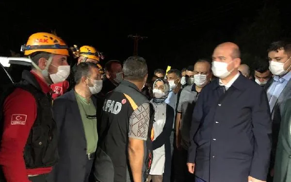 İçişleri Bakanı, sel bölgesinde incelemelerde bulundu
