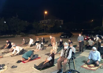 İmama küstüler namazı kıraathane önünde kıldılar