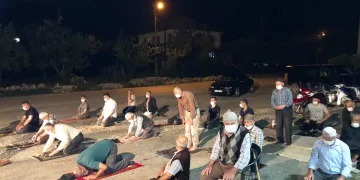 İmama küstüler namazı kıraathane önünde kıldılar